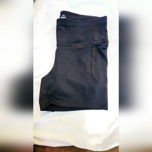 Under Armour BNWT High Rise Middy Compression Shorts •Size L•